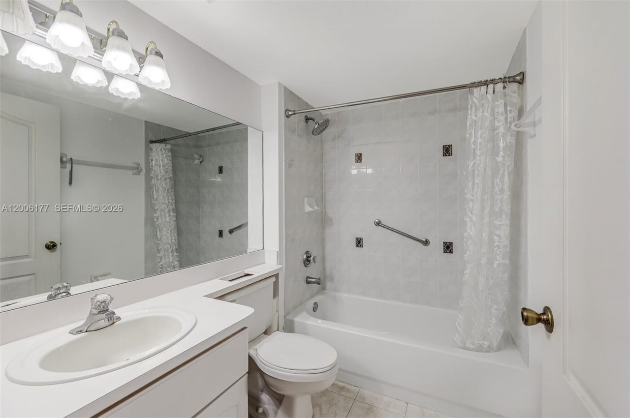 2642 Collins Ave, Unit 306, Miami Beach, FL 33140 Photo