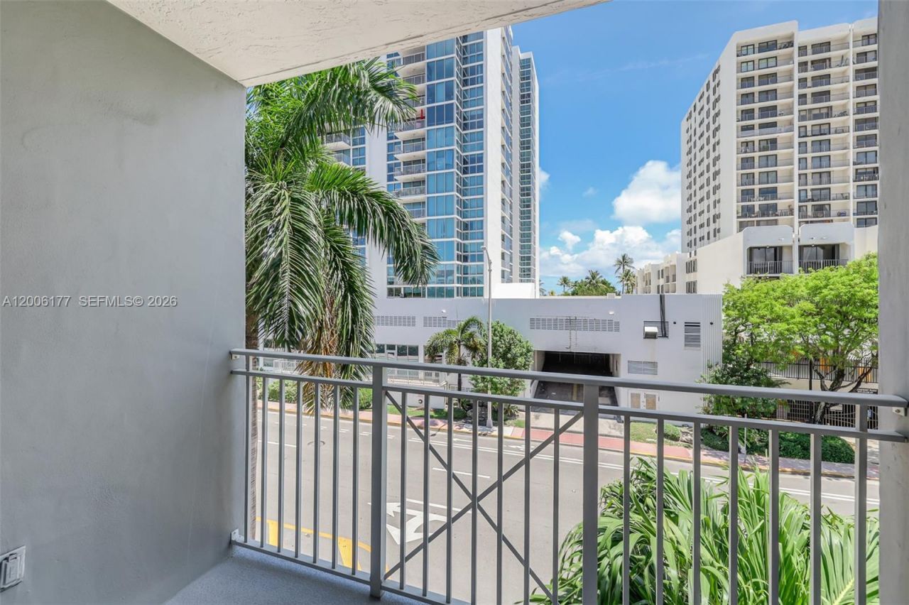 2642 Collins Ave, Unit 306, Miami Beach, FL 33140 Photo