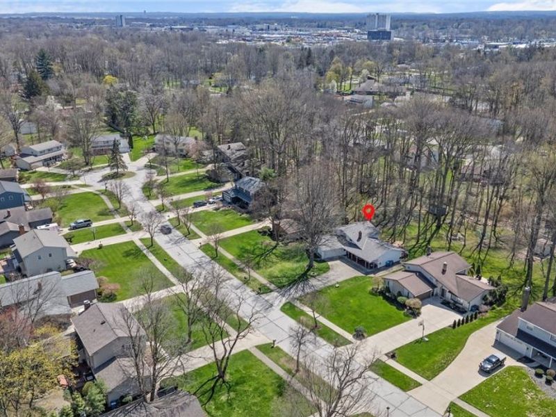 27491 Linwood Circle , North Olmsted, OH 44070 Photo 3