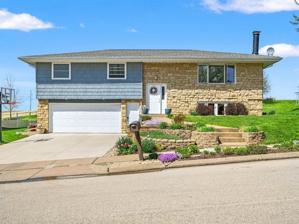 3989 Hillcrest Road, Dubuque, IA 52002