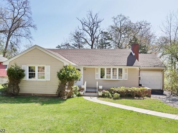 16 Valley View Dr, North Haledon, NJ 07508