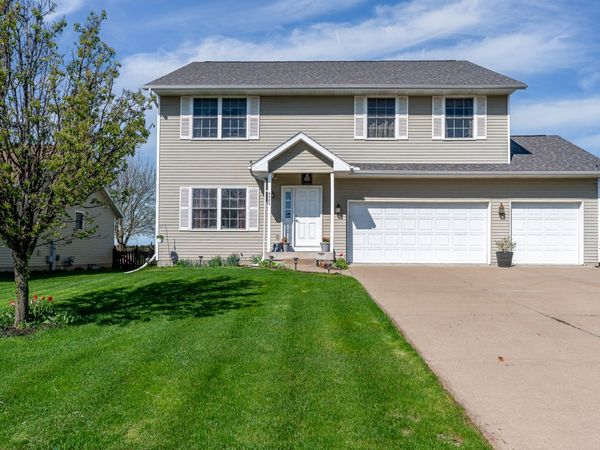 6524 International Drive , Bettendorf, IA 52722