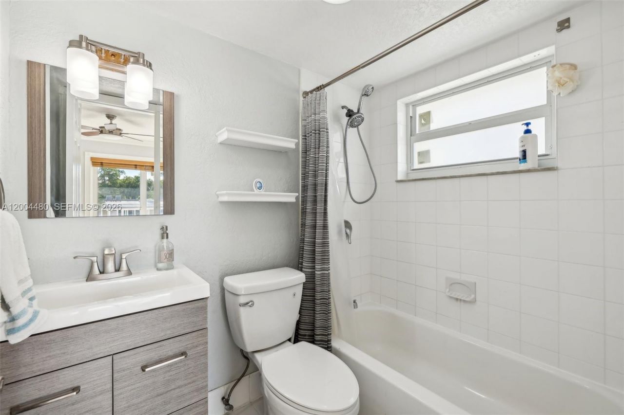 3862 NE 171st St, Unit E, North Miami Beach, FL 33160 Photo