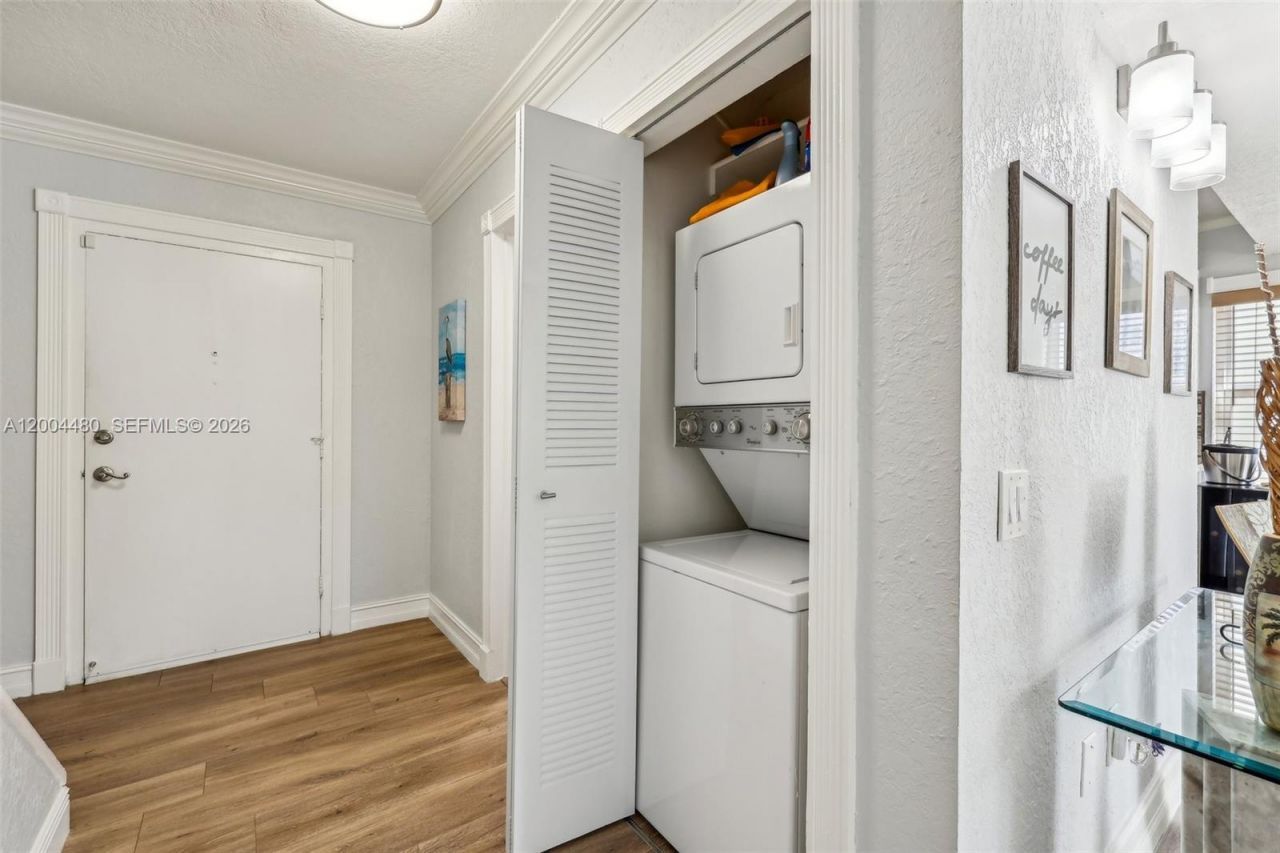 3862 NE 171st St, Unit E, North Miami Beach, FL 33160 Photo