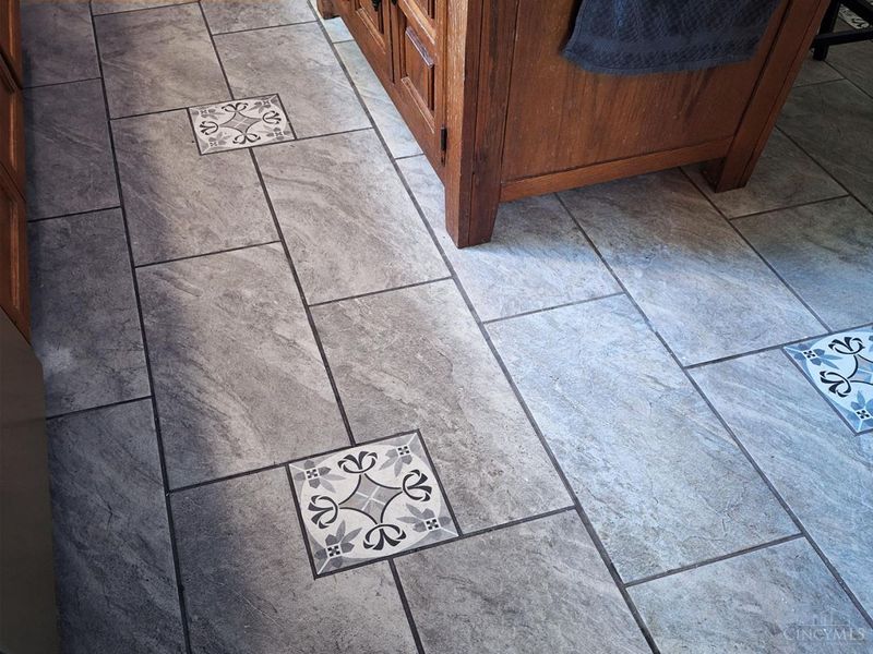 7027 Gracely Drive, Cincinnati, OH 45233 Photo 22