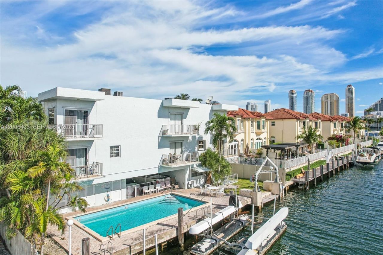 3862 NE 171st St, Unit E, North Miami Beach, FL 33160 Photo