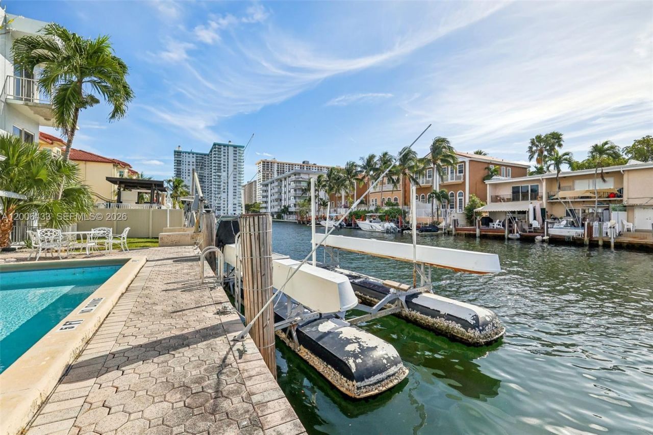3862 NE 171st St, Unit E, North Miami Beach, FL 33160 Photo