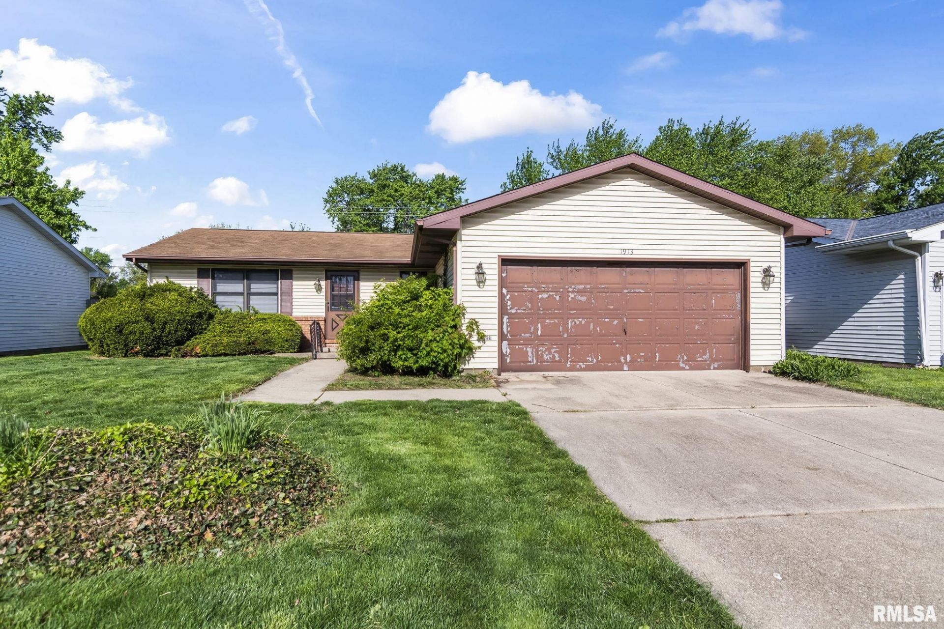 1913 Scarbrough Road, Springfield, IL 62702 Main Photo