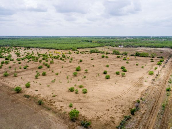 1277 County Road 138, Floresville, TX 78114