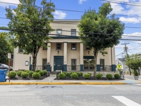 28 Center St, Clinton, NJ 08809