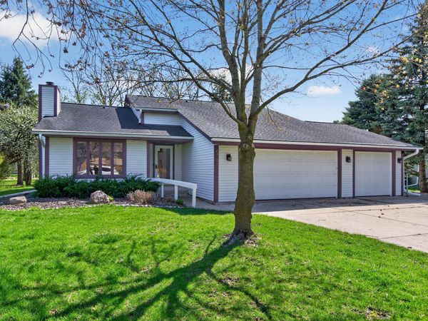 N61W23893 Sumac Ln, Sussex, WI 53089