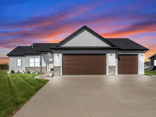 425 East St, Juneau, WI 53039