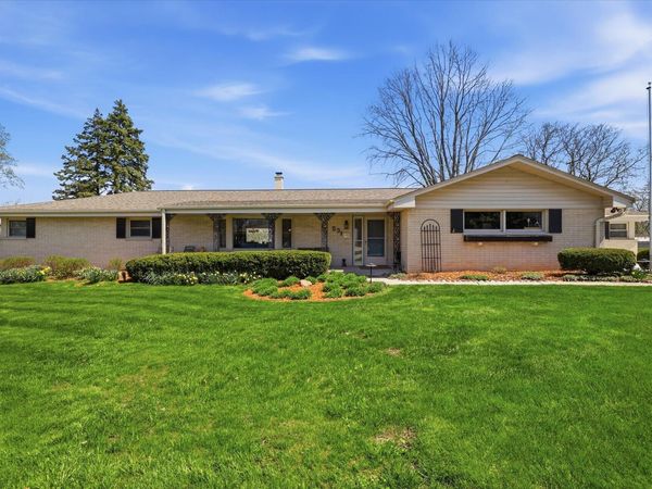 531 Lookout Dr, Pewaukee, WI 53072