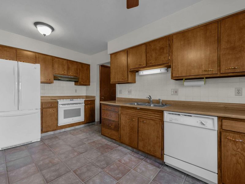 4500 Reed Road, Columbus, OH 43220 Photo 11