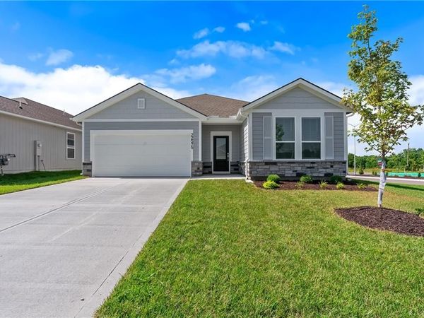 22575 W 214th Terrace, Spring Hill, KS 66083