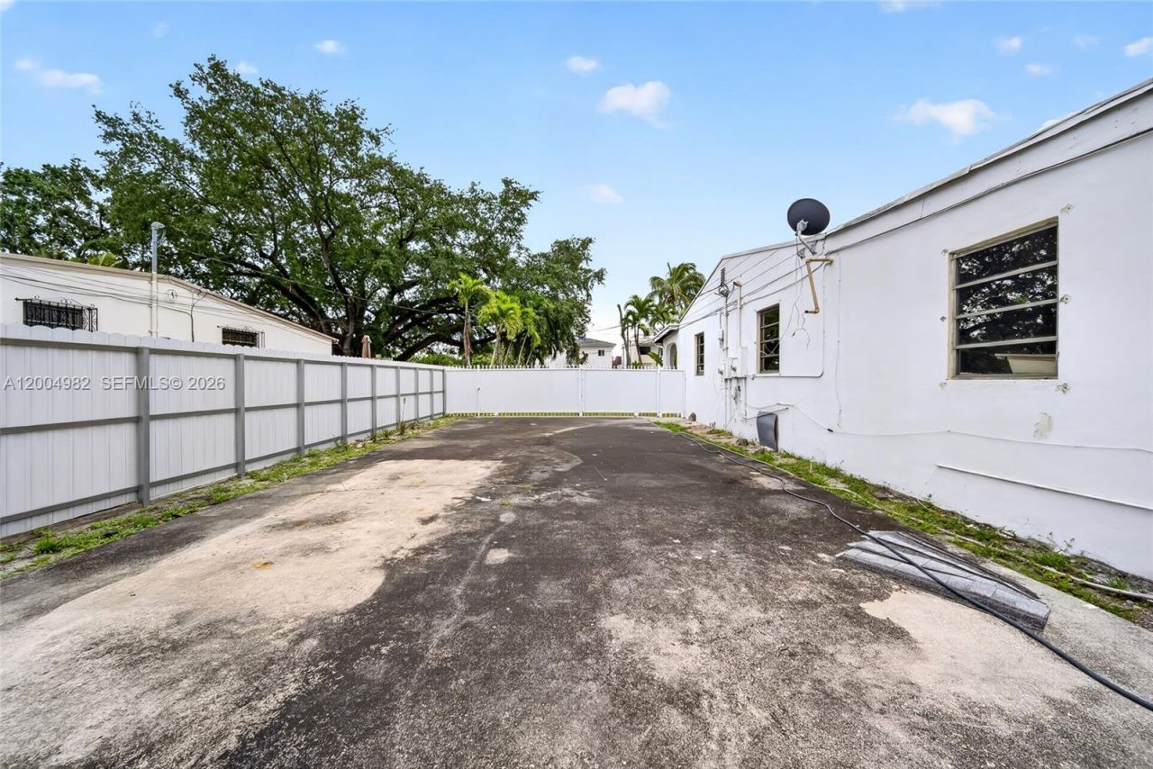 3061 NW 14th St, Miami, FL 33125 Photo