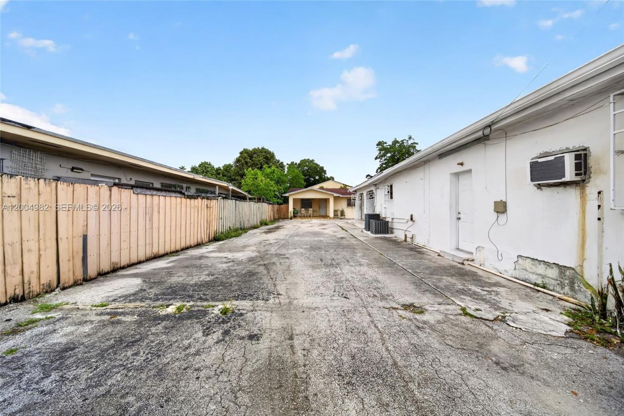 3061 NW 14th St, Miami, FL 33125 Photo