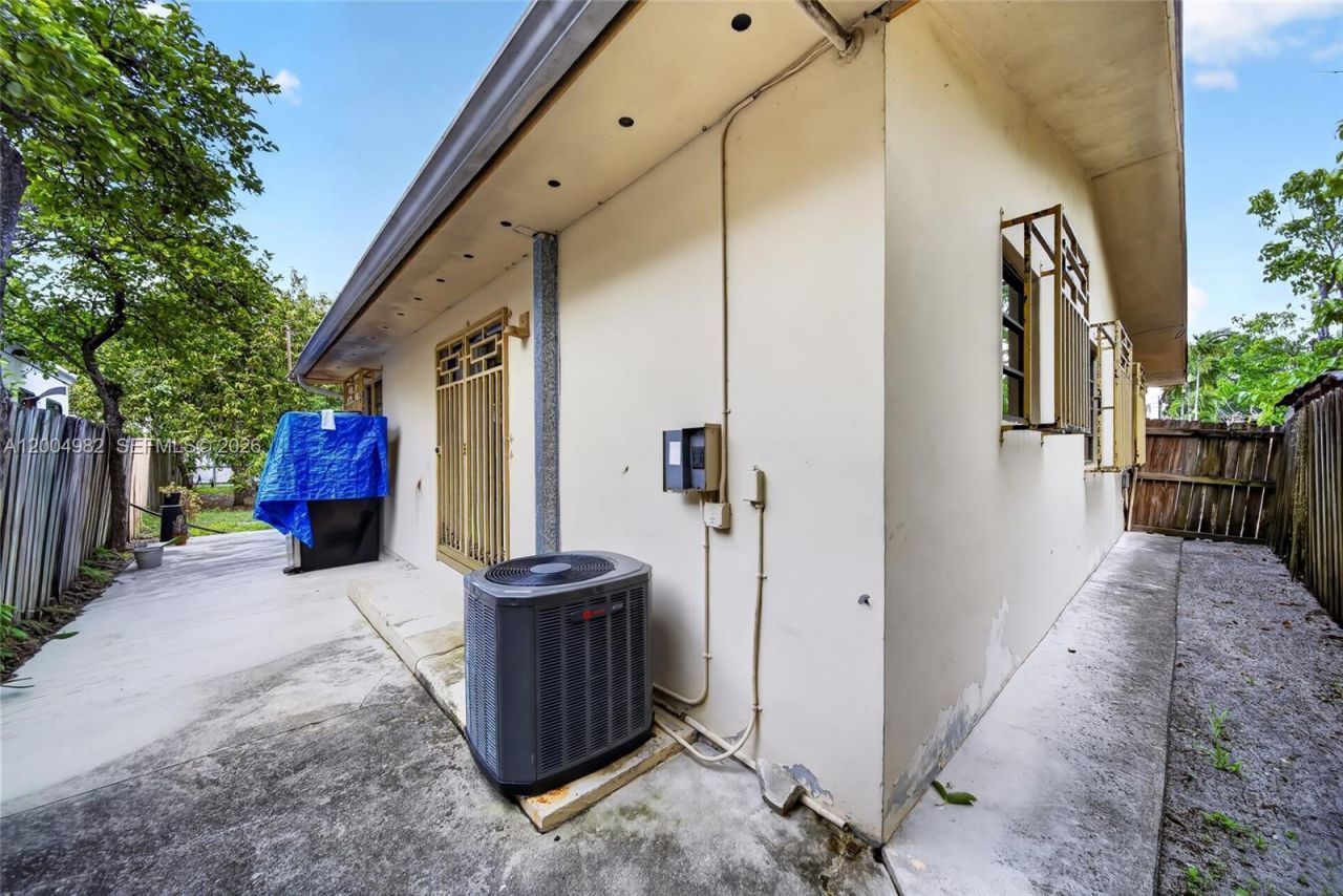 3061 NW 14th St, Miami, FL 33125 Photo