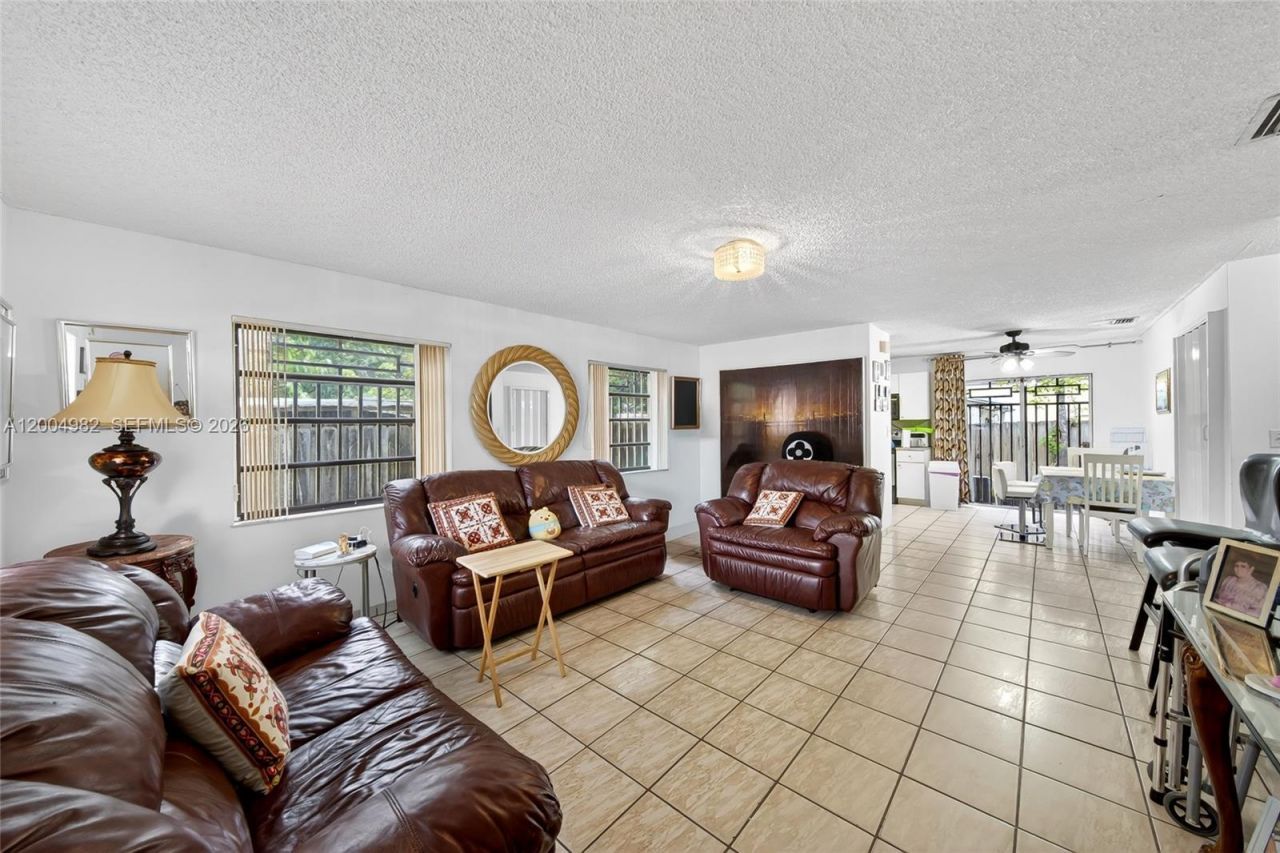 3061 NW 14th St, Miami, FL 33125 Photo