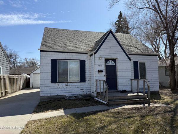 2305 UNIVERSITY Avenue , Grand Forks, ND 58203