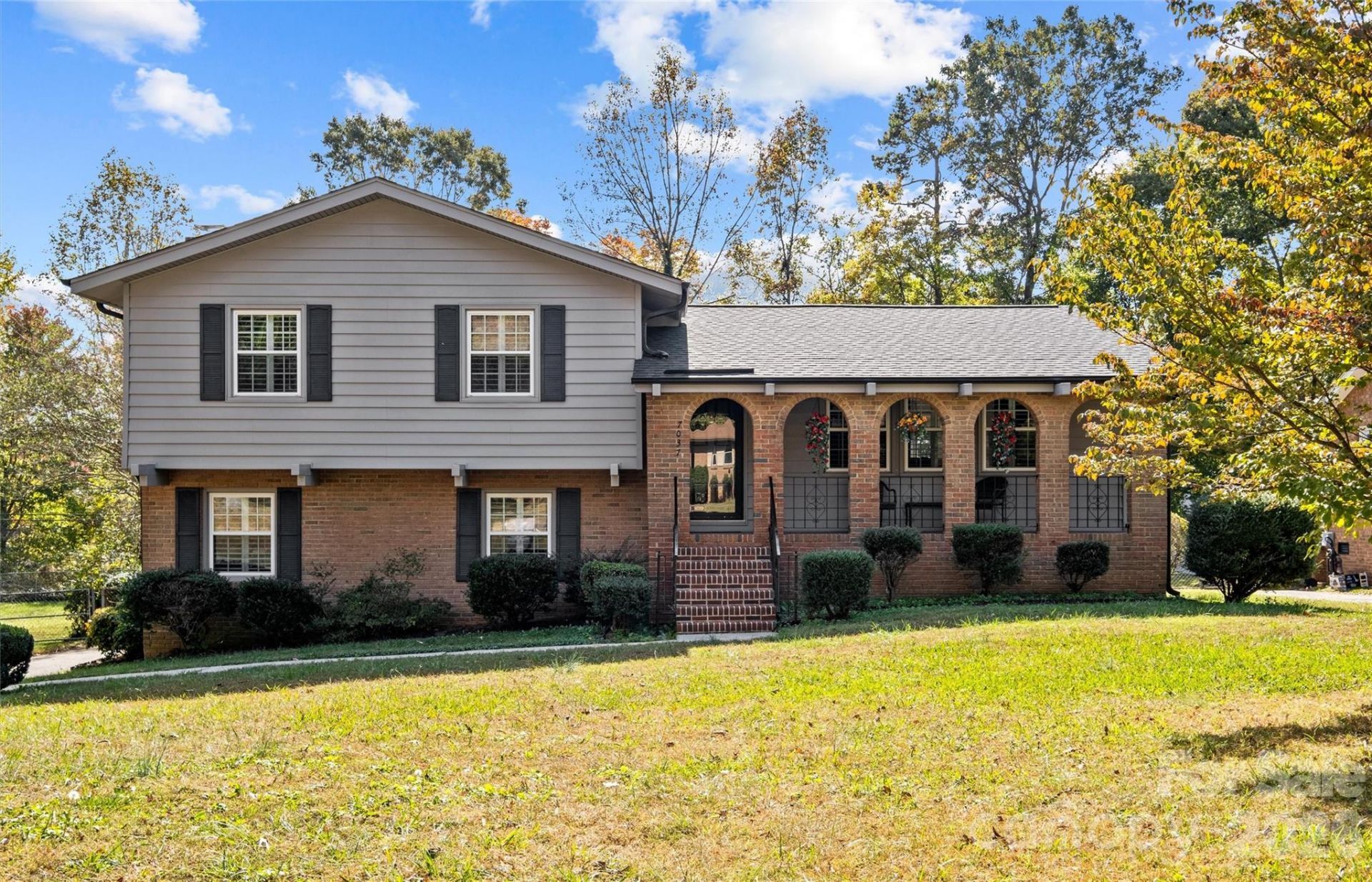 7037 Crossridge Road, Charlotte, NC 28214 Main Photo