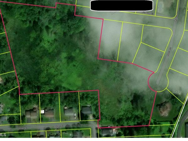 R Clark Street , Clarks Green, PA 18411