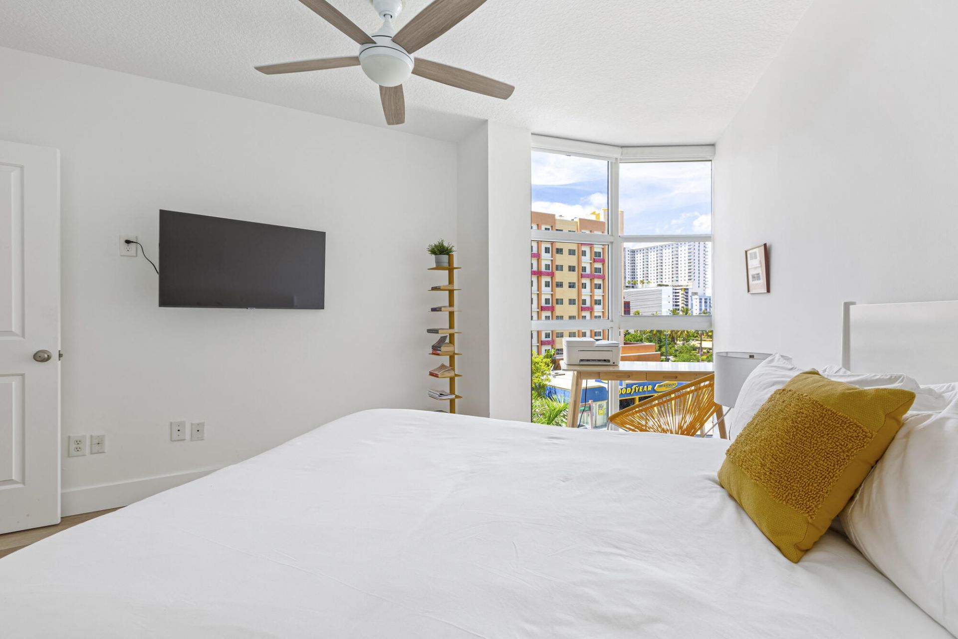 600 S Dixie Highway, Unit 519, West Palm Beach, FL 33401 Photo