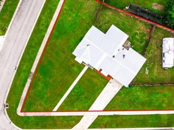 102 SE El Sito Court, Port St. Lucie, FL 34983