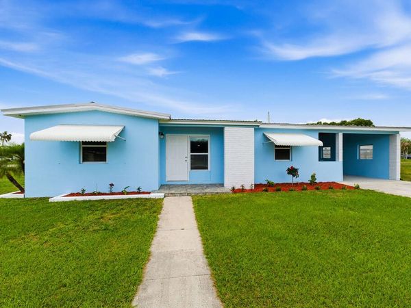 102 SE El Sito Court, Port St. Lucie, FL 34983