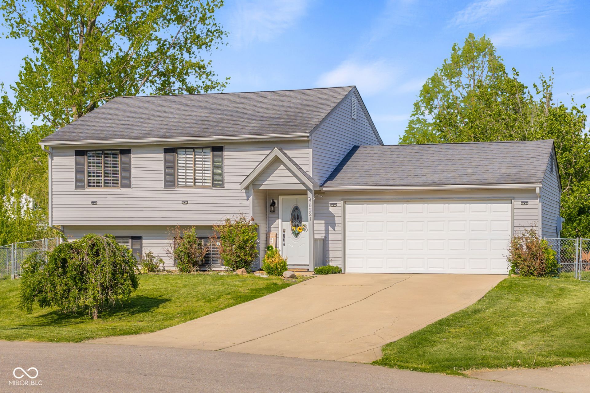 8221 N Chaucer Court, Columbus, IN 47201 Main Photo