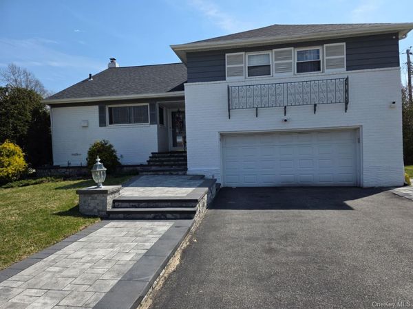 838 Pepperidge Road , Westbury, NY 11590