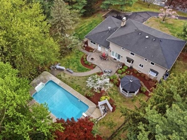 15 Sunrise Cir, Clinton, NJ 08809