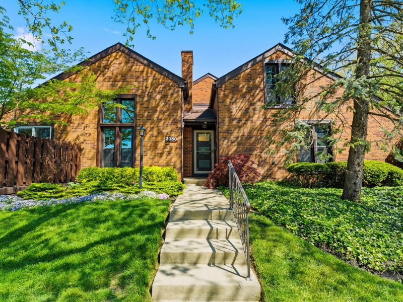 2080 Mackenzie Drive, Unit 12, Upper Arlington, OH 43220 Photo 2