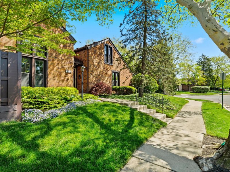 2080 Mackenzie Drive, Unit 12, Upper Arlington, OH 43220 Photo 3