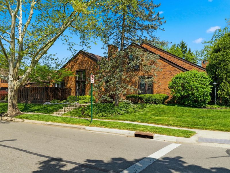 2080 Mackenzie Drive, Unit 12, Upper Arlington, OH 43220 Photo 4
