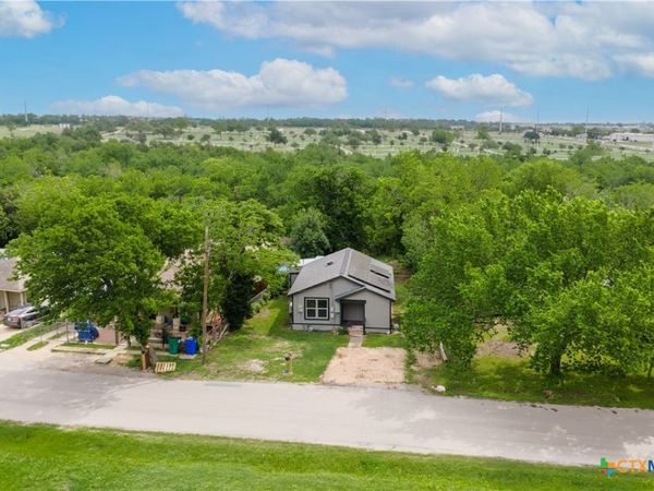 604 Burkett St , Taylor, TX 76574