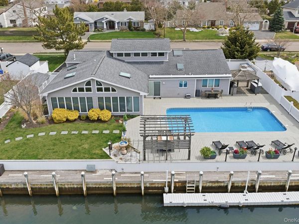 21 Shore Drive W, Copiague, NY 11726