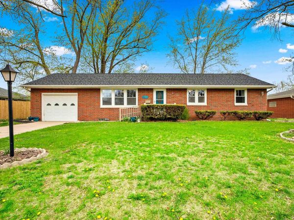 1705 W LAKE Avenue, Peoria, IL 61614