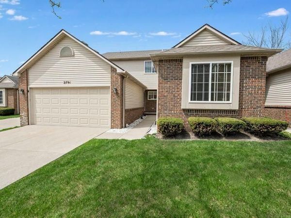2791 N Moonglow Court N, Unit 49, Hartland, MI 48353