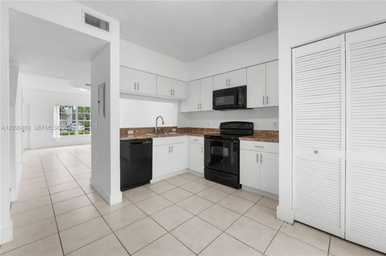 40 Simonton Cir, Unit 40, Weston, FL 33326 Photo