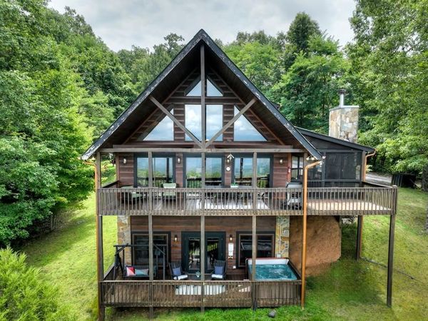 572 Sunrock Mountain Trc, Blue Ridge, GA 30513