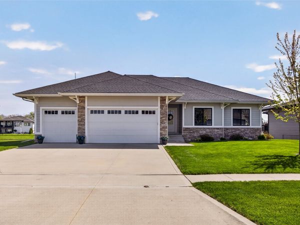 1220 S 100th Street, West Des Moines, IA 50266