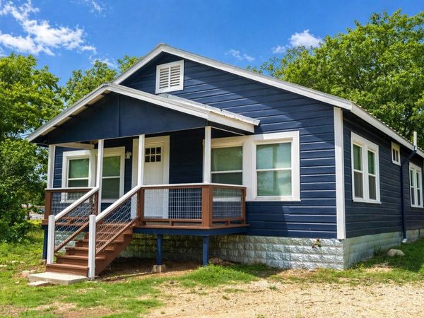 329 Flores ST , Lockhart, TX 78644