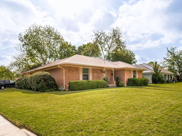 6224 Berryhill Street , Dallas, TX 75231