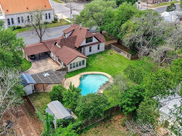300 Mills ST, Smithville, TX 78957
