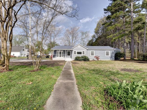 20 Hewitt Street , Saluda, VA 23149