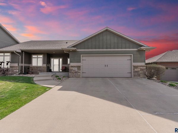 5917 S Nature Run Pl, Sioux Falls, SD 57108