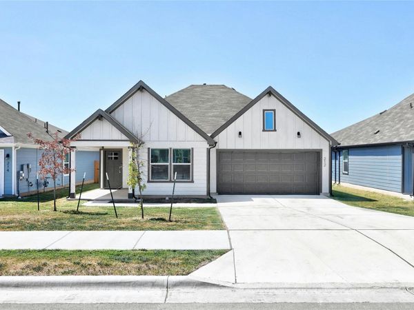 212 Sweetwater Creek LN , Hutto, TX 78634