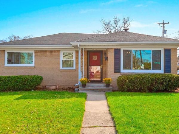 1295 HICKORY HILL DRIVE, Green Bay, WI 54304