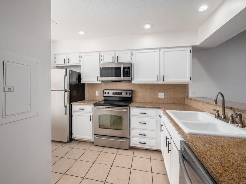 1211 Rivercrest Drive S, Unit E, Delaware, OH 43015 Photo 5